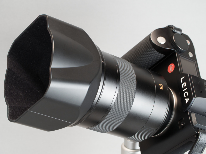 フードは十分な深さがある。フード内面は植毛で反射防止されている。