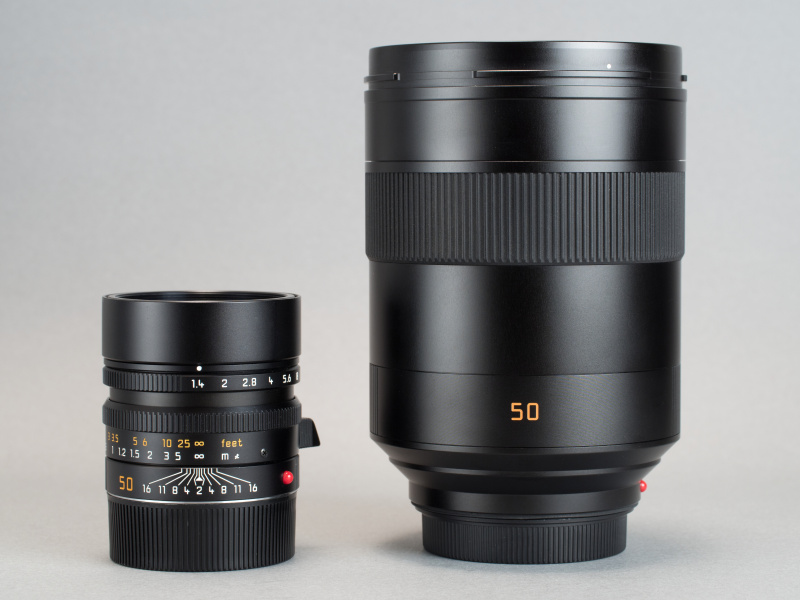 M型ライカ用の<a href="https://dc.watch.impress.co.jp/docs/review/leica/708941.html" class="n" target="_blank">SUMMILUX-M F1.4/50mm ASPH.</a>と並べたところ。同じ50mm F1.4というスペックとは思えないほど大きさに差がある。