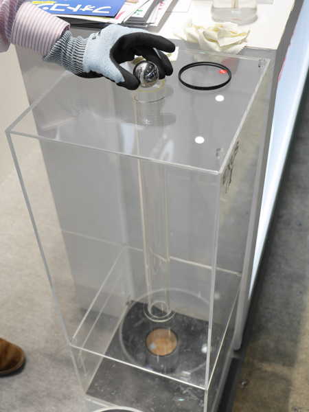 CP+2016でのデモ。高さと鉄球の大きさに注目したい。