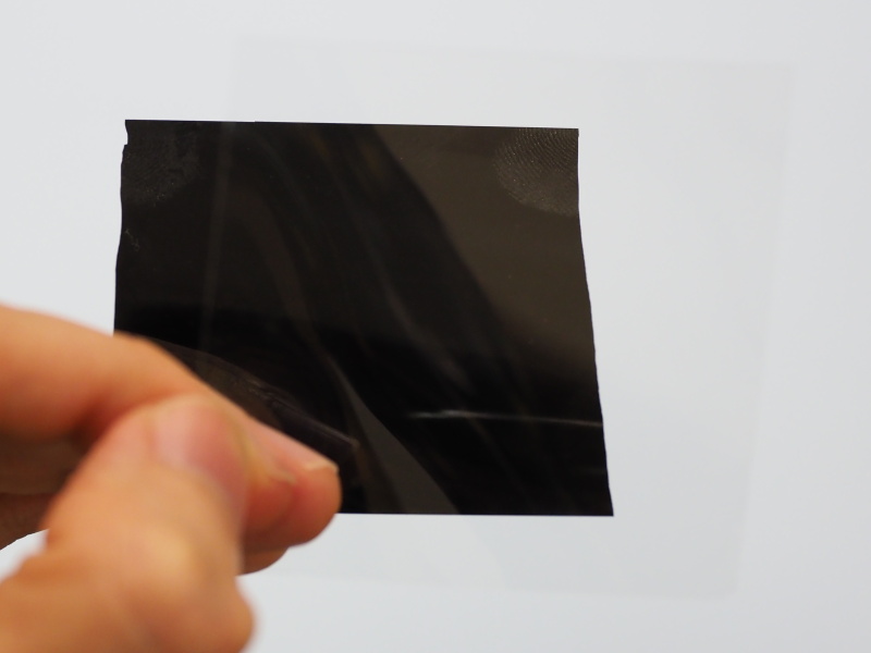 奥の偏光板だけ90度回転させたところ。奥からの光がカットされて真っ暗になった。