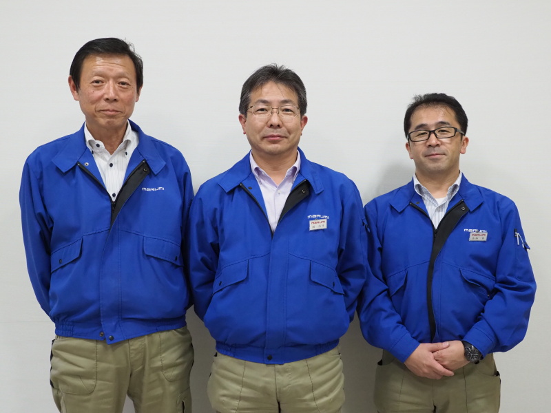今回話を聞いたマルミ光機株式会社の担当者。左から、取締役 製品開発部長の唐澤豊氏、長野工場 工場長の関浩幸氏、長野工場 製品開発部係長の高橋薫氏。