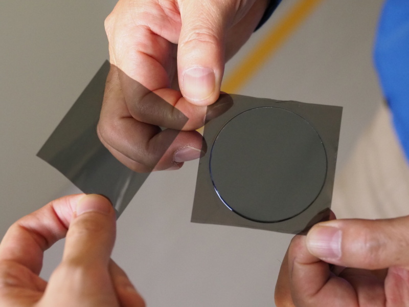 C-PLの偏光板（フィルム）はガラスに貼り付けられている。