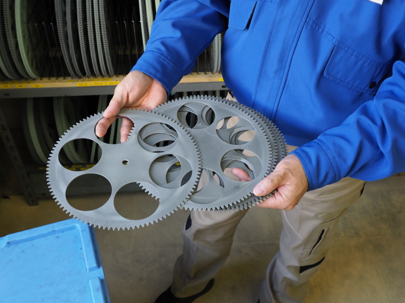 ガラスをセットする治具。大径であるほど、1度にセットできる枚数は少ない。