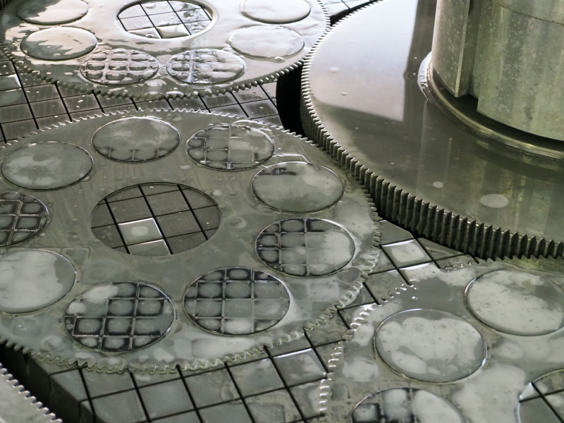 続いて表面の粗研磨を行う。上下から研磨パッドで挟み、それぞれを回転させつつ均一な厚さに近づける。