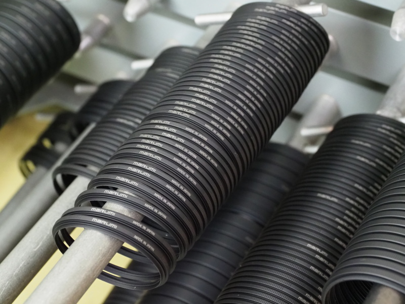 印刷後の枠。この段階で検品に合格したものは、印字を加熱・定着させる。合格しなかったものは、定着前の印字を拭き取って再利用する。