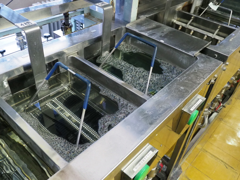 洗浄槽。トレーが自動的に上下する。