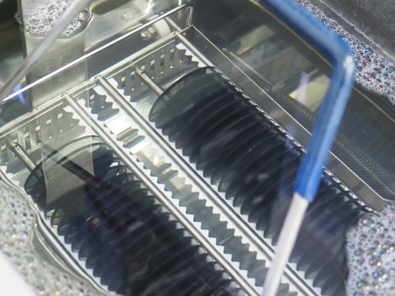 トレーに均一に並ぶガラス。