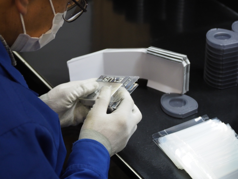 お馴染みの四角いパッケージを組み立て、卵形のケースを収めていく。