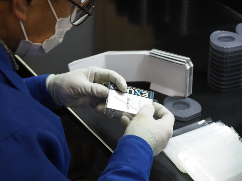 透明の外装は、棚に吊り下げることもでき、自立用の小さな脚もあるなど、よく見ると非常に凝った造り。