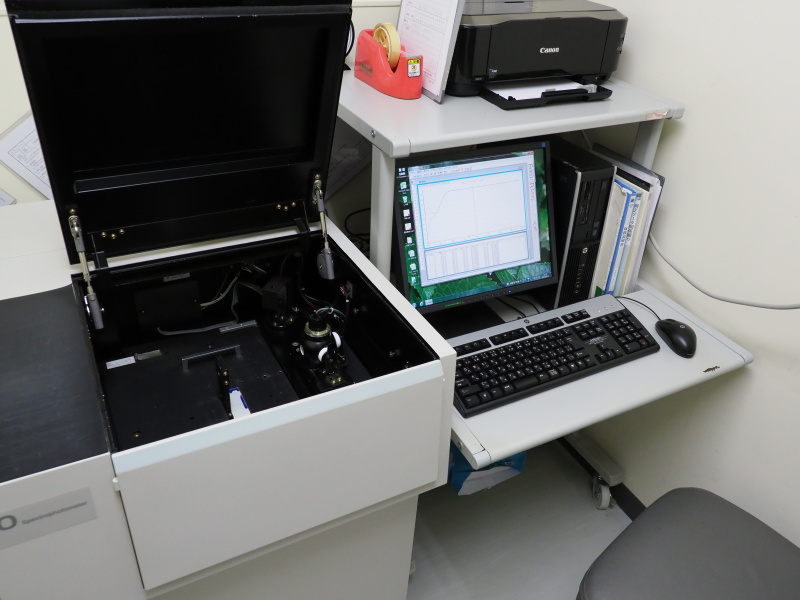 分光測定器と解析用のコンピューター。