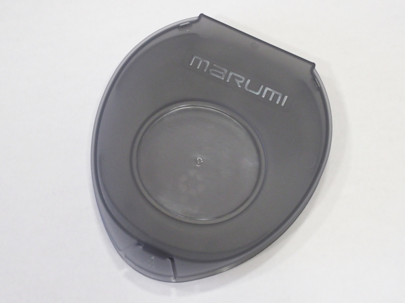 この付属ケースは、デザイナーの手によって保護性と使い勝手を兼ね備えた逸品。爪で重ねられるため、テープで複数固定して使う人もいるという。