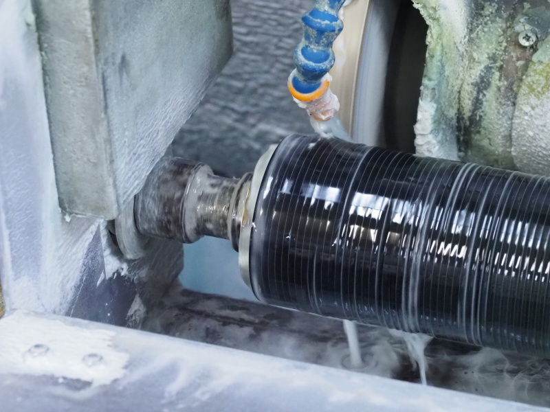 外周を削って、径を調節しているところ。一度にたくさんの枚数をセットできる。