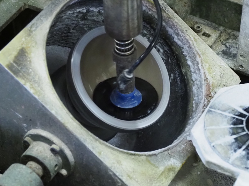 サイズと数量によっては自動機も活用。