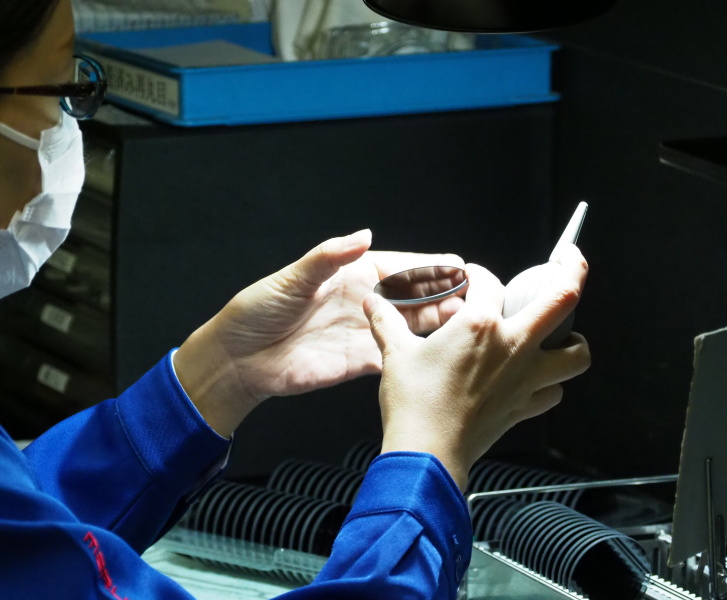 洗浄後のガラスをチェック。この後、ひとつの工程ごとに目視での検品が行われていた。