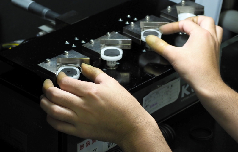 こちらは外周の墨塗り工程。専用の機械にセットする。