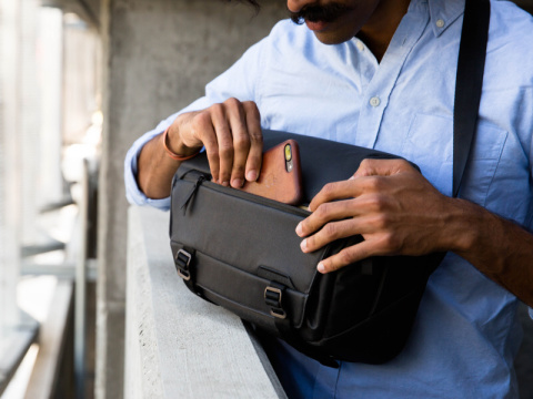 peak designのバッグ「Everyday Sling」に小型版 - デジカメ Watch