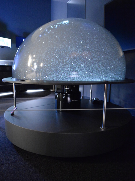フィッシュアイ・ニッコール天球儀。大平技研によるプラネタリウム「MEGASTAR」のカスタムメイドで、直径1mのドームに100万個以上の星々を映し出す。真っ暗な中で見るとひときわ美しいそうで、フィッシュアイ6mmをお持ちの方は是非欲しいのではないか。