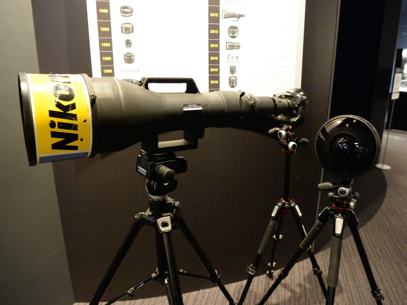 AI Zoom-Nikkor 1200-1700mm f/5.6-8P IF-EDとAI Fisheye-Nikkor 6mm f/2.8Sが並ぶ。これらは実際に操作でき、ファインダーも覗ける。