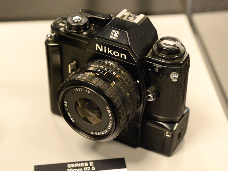 現在でもフルサイズFマウント最小のニコンEM。少しポップな見た目のシリーズEレンズがよく似合う。ちゃんとモータードライブMD-E付き。