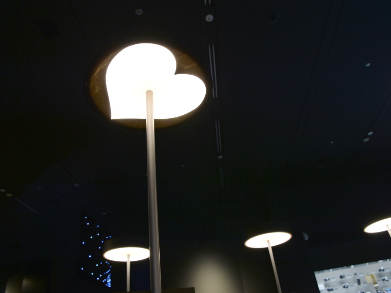 ハート型の照明。副館長の長田氏が自らマスクを作った。