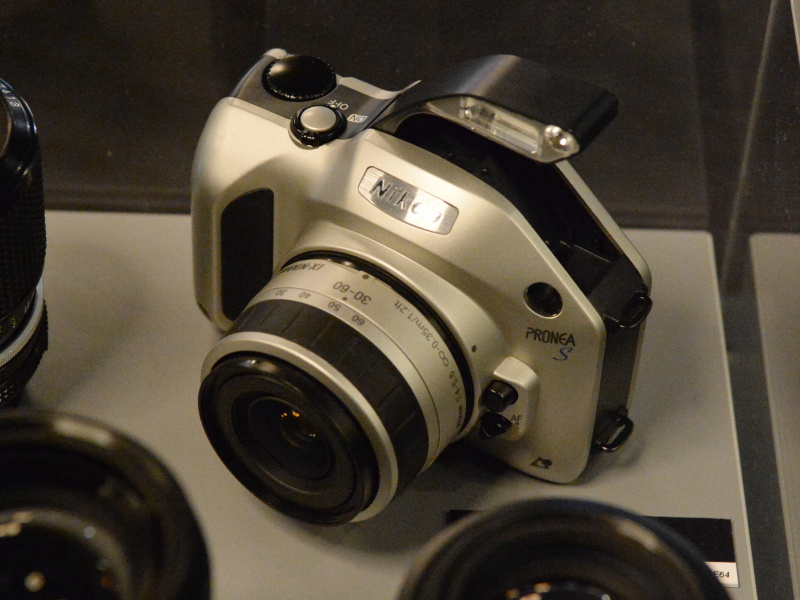 APSフィルムカメラのプロネア。専用のiXニッコールレンズは、高性能な新型フィルムの登場を想定し、当時のレンズとしては高い描写性を持っているという。