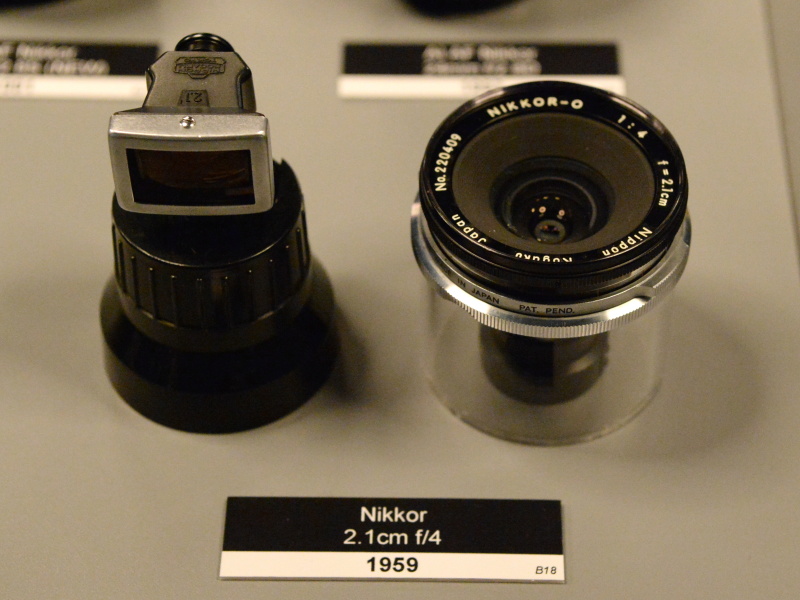 こちらもニコンS用を転用したため、ミラーアップが必須だった超広角レンズ。レンズキャップの裏側にビューファインダーを固定しておく機構がある。やがてバックフォーカスの長い広角レンズが開発されたことで一眼レフのファインダーを見ながら撮れるようになり、一眼レフは汎用カメラとしての地位を得る。