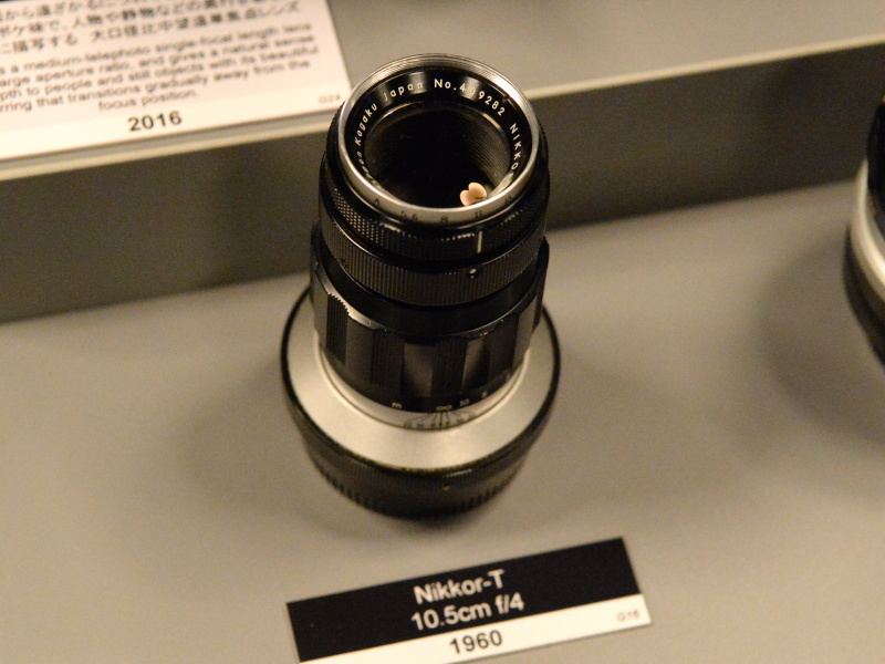 3枚構成を示す「Nikkor-T」の名がついた10.5cm F4。鏡筒のスタイリングといい、レンジファインダーカメラのニコンS用レンズから転用したことがよくわかる。