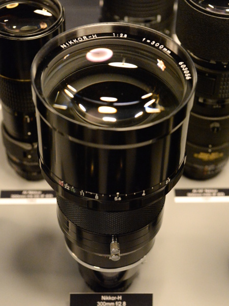 札幌オリンピックの報道向けに作られた300mm F2.8のレンズ。初めてEDレンズを取り入れた。生産初期は自社のEDガラスが間に合わず、ドイツのショット社から異常分散ガラスを購入した背景も。