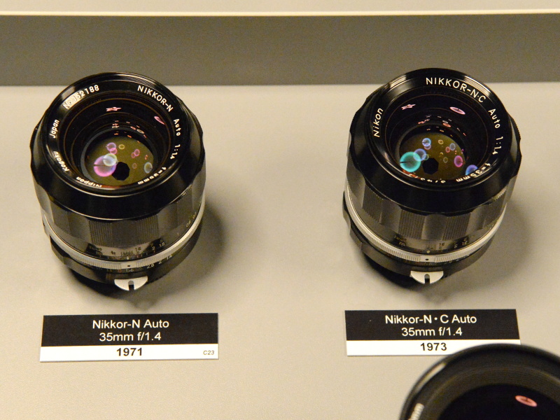 同じスペックのレンズが2本。どちらもマルチコーティングだが、世代による色味や透過率の違いを研究できる。