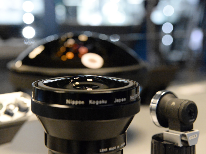 あらゆる距離・角度から撮れる。くれぐれも、首に提げたカメラや手に持ったスマホを大きな前玉にぶつけないよう気をつけたい。