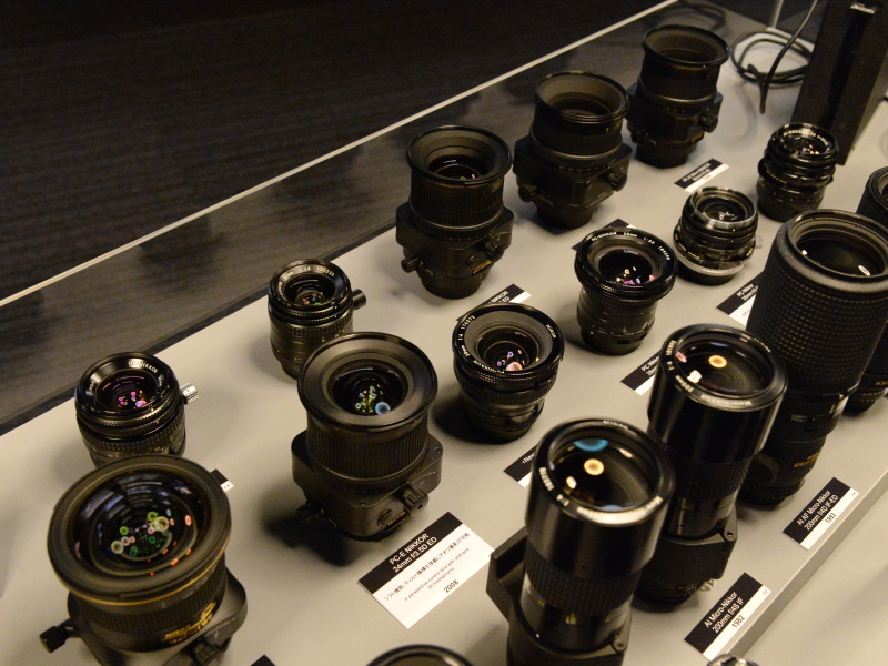 歴代のPCレンズ。当初はシフト機構のみで、ティルト可能になるのは後年。