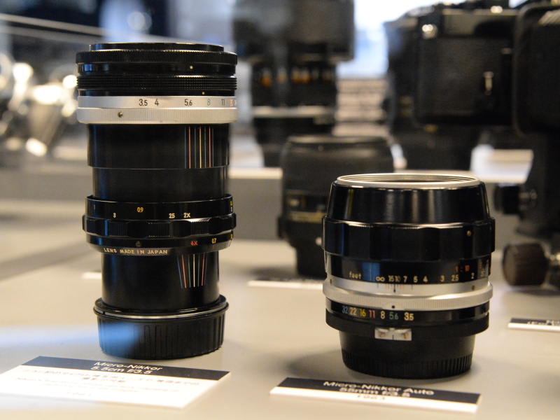 単体で等倍撮影できる初代のマイクロニッコール55mm F3.5（左）。このあと、1/2倍マクロで自動絞りに対応したバージョン（右）になる。