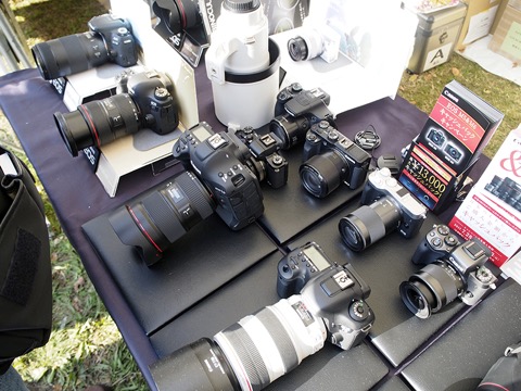 ニコン、ツァイス、スワロフスキー…最新の双眼鏡が展示された