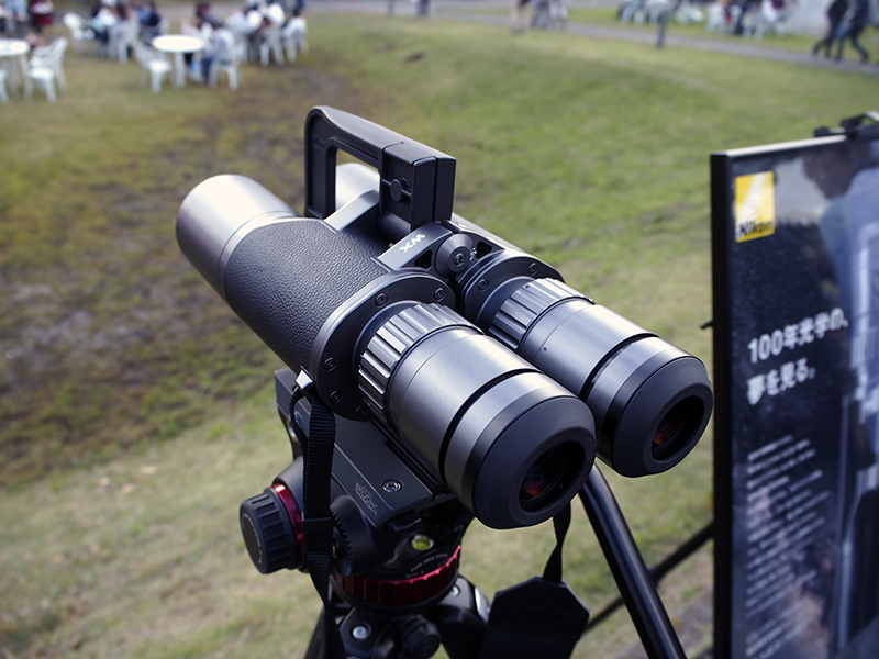 ここまでの大きさ（WX 10×50 IFの外形寸法は291×171×80mm/重量は2,505g）になると、三脚を使った方が安定して利用できる。