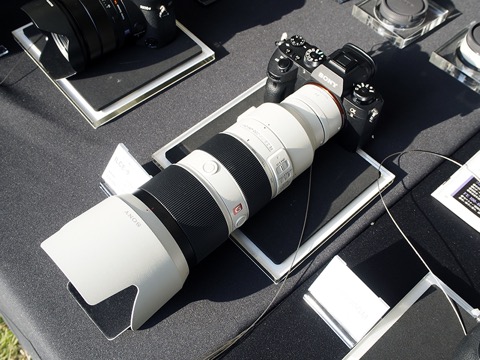 ニコン、ツァイス、スワロフスキー…最新の双眼鏡が展示された