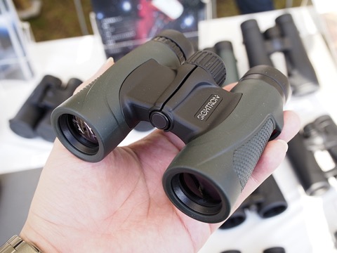 ニコン、ツァイス、スワロフスキー…最新の双眼鏡が展示された