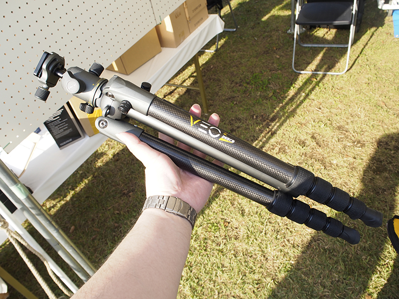 最大パイプ径26mmの5段カーボン三脚「VEO 2 265CB」。