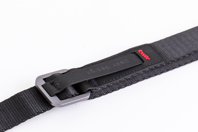 金具に付いている細いベルトを持つと素早く長さを調節できる。