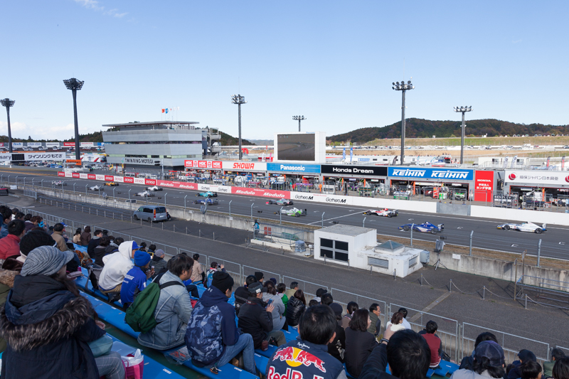快晴のツインリンクもてぎ。SUPER GTの予選前にはFIA-F4のレースが行われていた