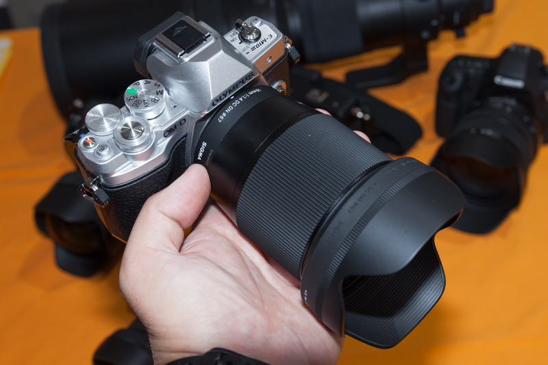 16mm F1.4 DC DNも用意されていた。