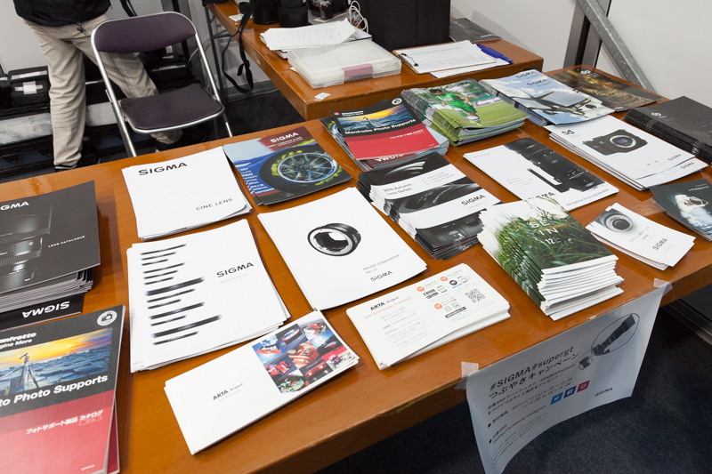 カタログなども配布した