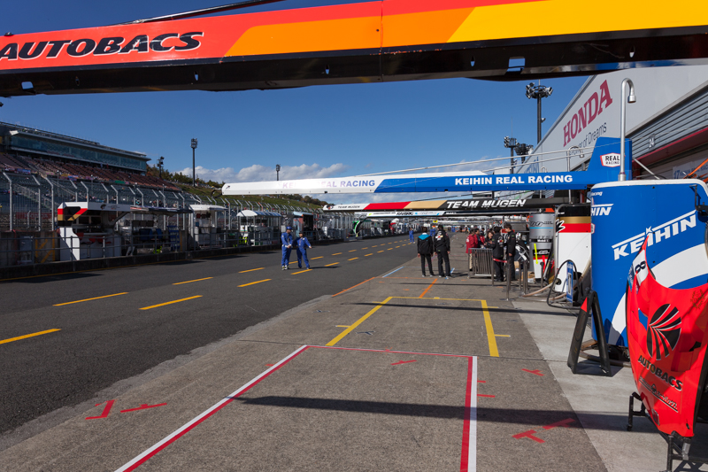 レース前のピットレーン