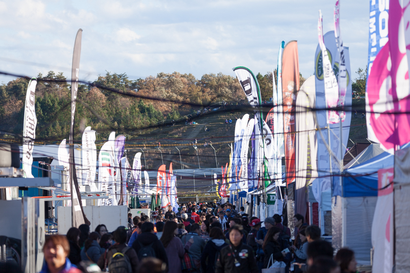 パドックにも多くの来場者が訪れていた。