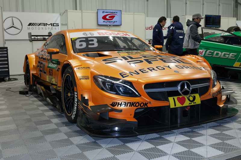 来日してデモ走行を行ったDTM（ドイツツーリングカー選手権）のマシンの1つMercedes-AMG C 63 DTM。パドックエリアで展示されていた。