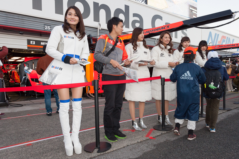 キッズピットウォークでは子供たちにチームのグッズなどが配られた。