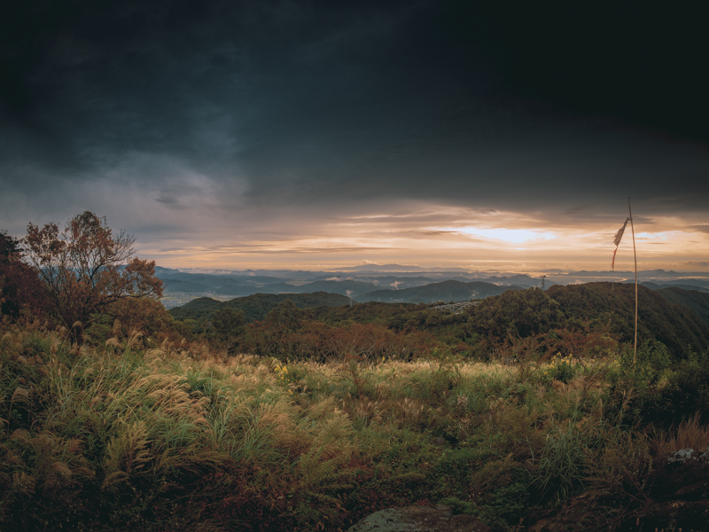 岡山県赤磐市の高倉山の山頂にて撮影。水平垂直を出して撮影することでFisheye特有の歪みを最小限に抑え、まるで超広角レンズで撮影したような写し方をした。<br><span class="fnt-85">OLYMPUS OM-D E-M1 Mark II / M.ZUIKO DIGITAL ED 8mm F1.8 Fisheye PRO / 8mm（16mm相当） / マニュアル露出（F8.0、1/80秒） / ISO 200</span>