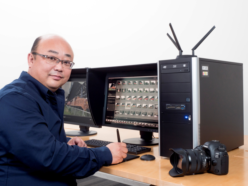 もちろんデュアルディスプレイに対応。今回試用したディスプレイは、どちらもハイエンド向けのEIZO ColorEdge。左がCG2420、右がCG248-4K（4K対応）という構成。