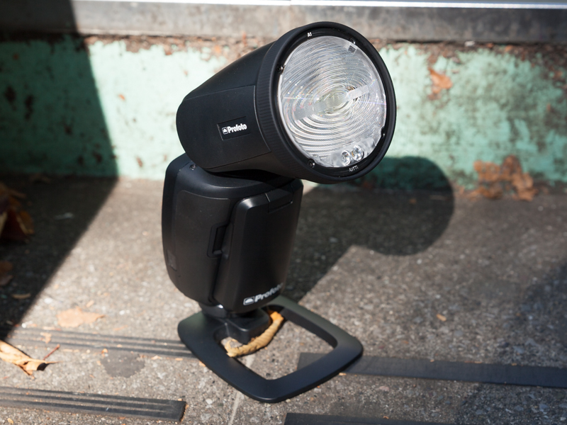 付属のスタンドで階段に置いた。