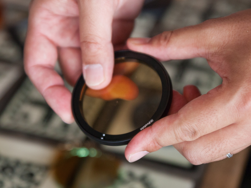 オレンジのフィルター。これもマグネットで装着できる。