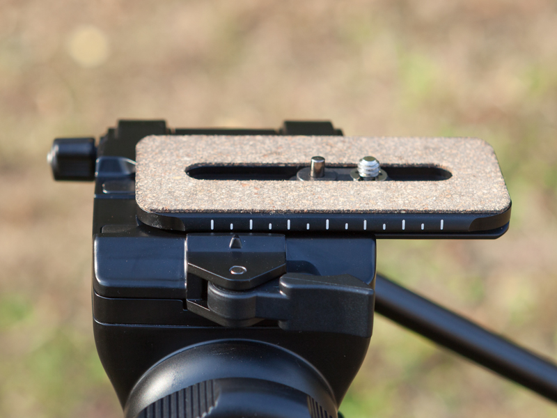 シュープレートは機材の重心に合わせて調整可能。これは最も手前にしたところ。